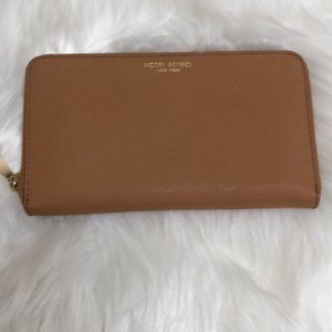 Henri Bendel wallet.